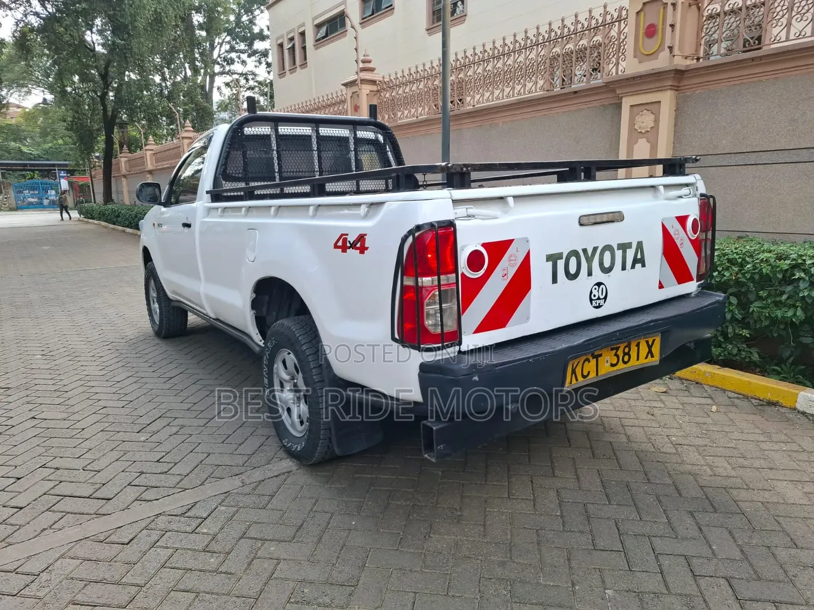 Toyota Hilux 2.5 D-4D 4X4 SRX 2011 White