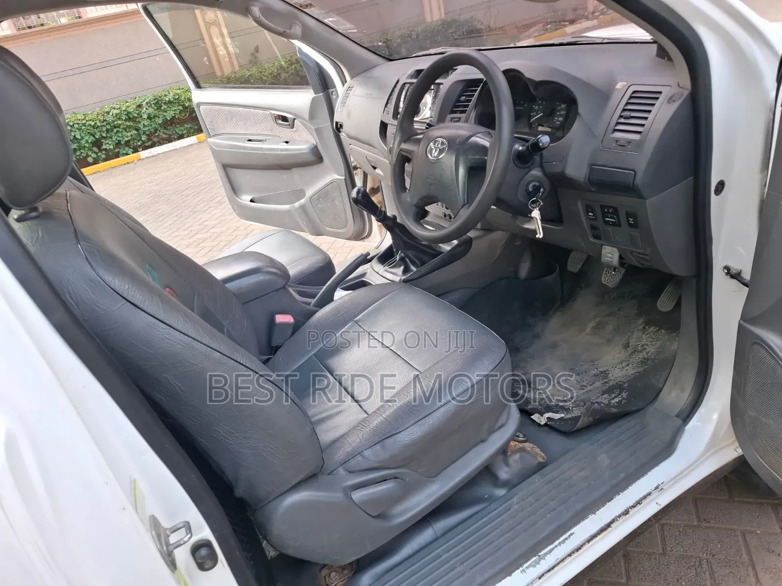 Toyota Hilux 2.5 D-4D 4X4 SRX 2011 White