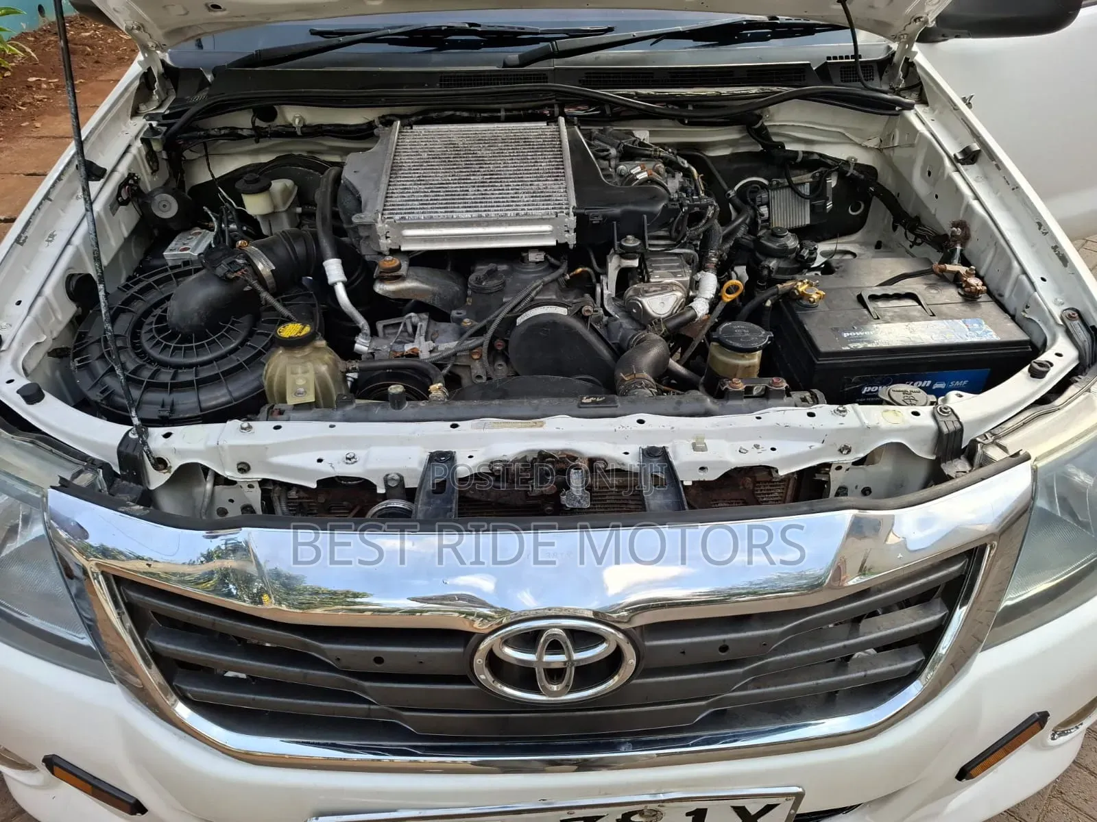 Toyota Hilux 2.5 D-4D 4X4 SRX 2011 White
