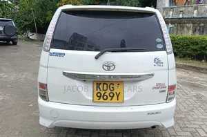 Toyota ISIS 2015 White