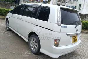 Toyota ISIS 2015 White