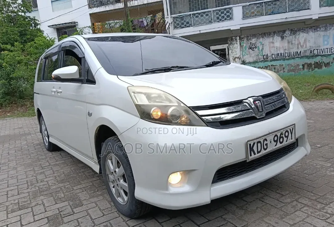 Toyota ISIS 2015 White