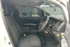 Toyota ISIS 2015 White