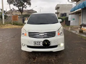 Toyota Noah 2.0 143hp AWD (8 Seater) 2013 White