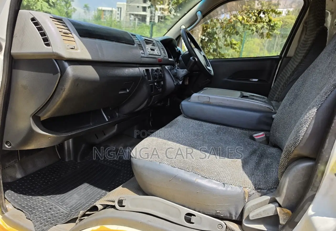 Toyota HiAce 2007 Yellow