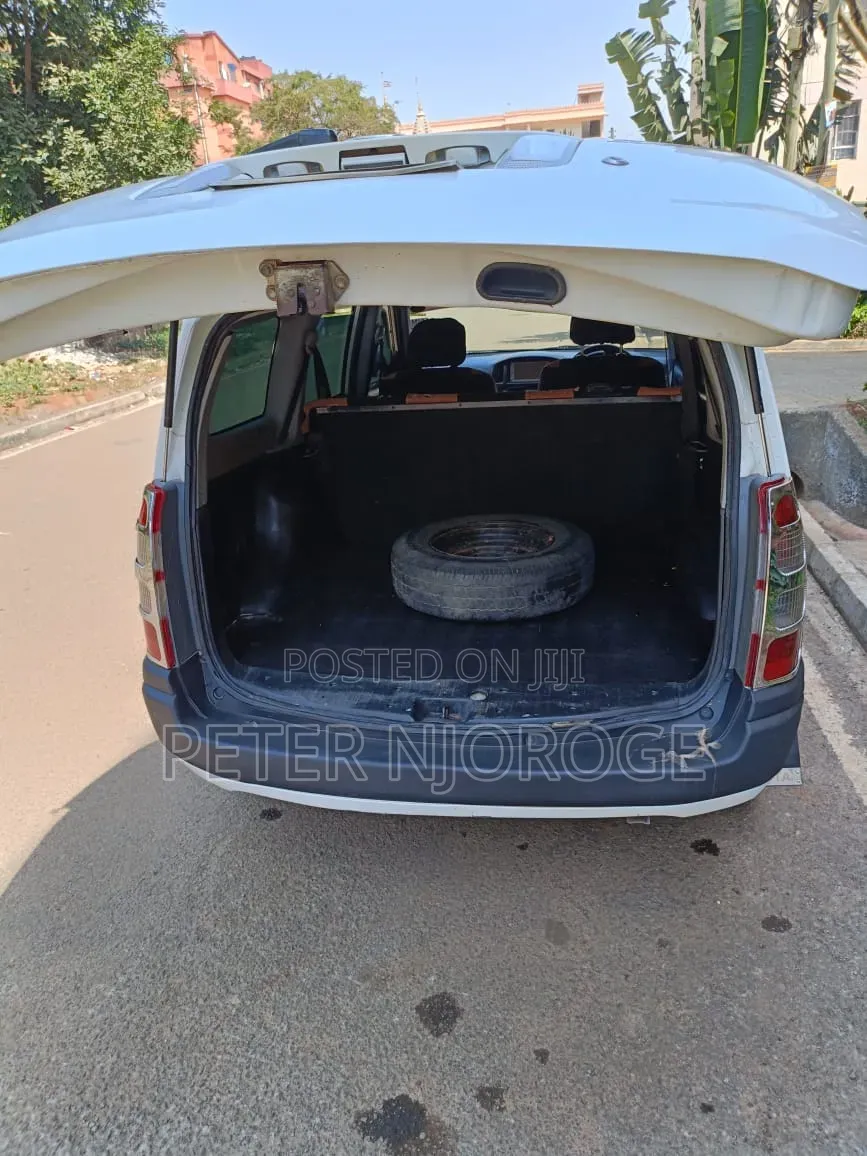 Toyota Succeed SV Premium 2014 White