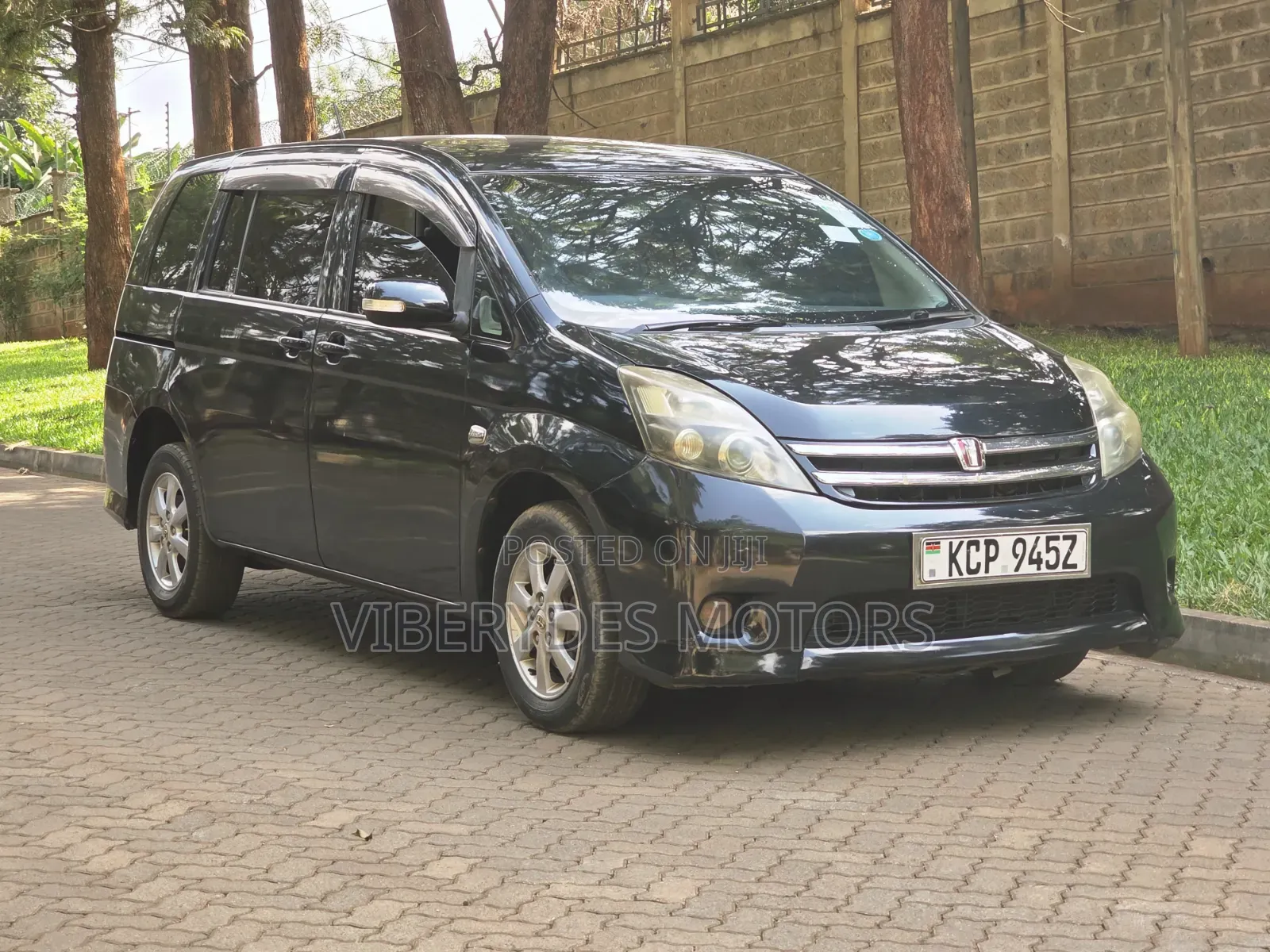 Toyota ISIS 2010 Black