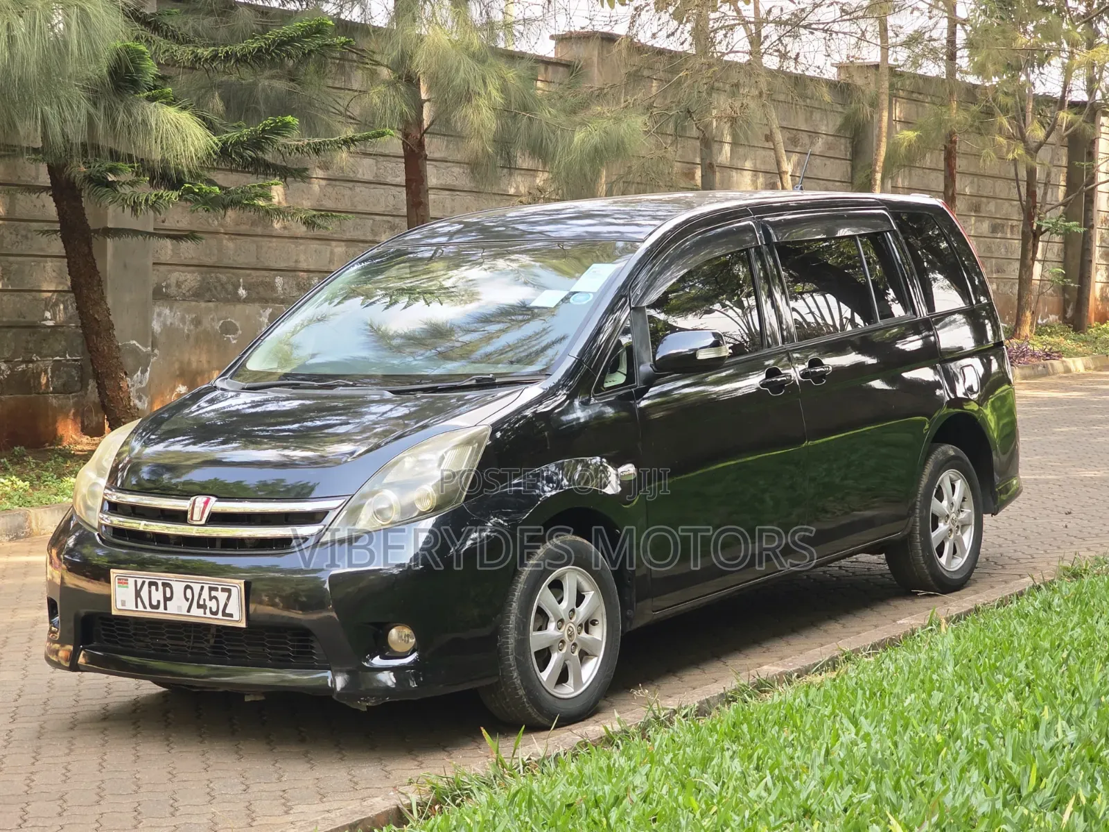 Toyota ISIS 2010 Black