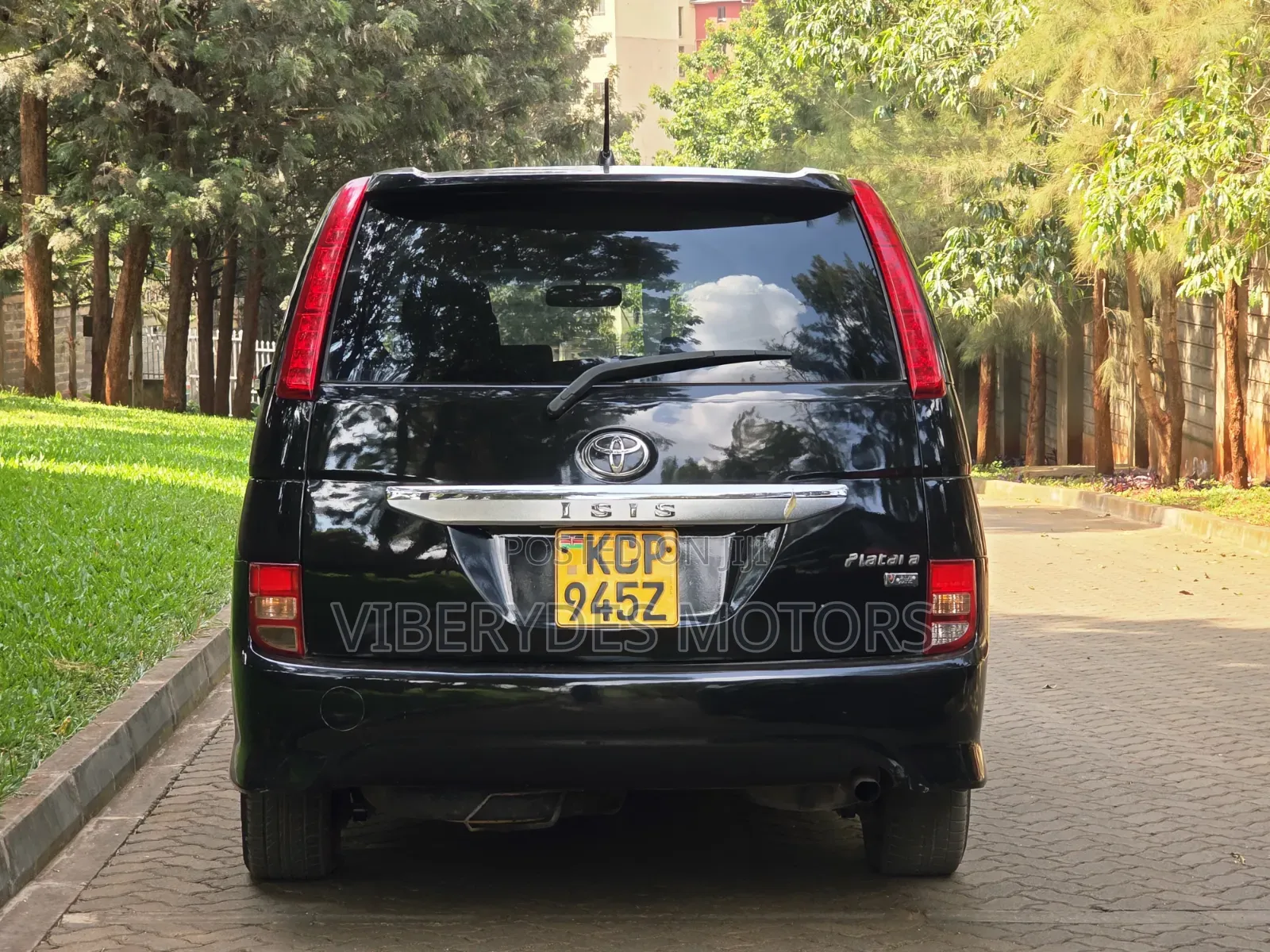 Toyota ISIS 2010 Black