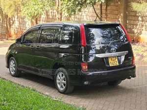 Toyota ISIS 2010 Black