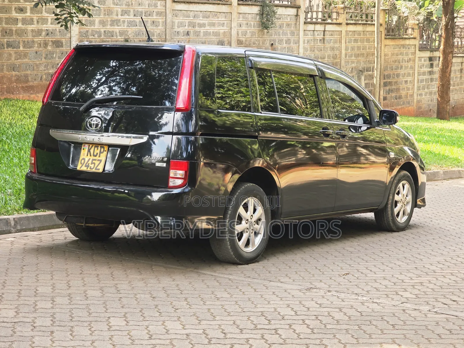 Toyota ISIS 2010 Black