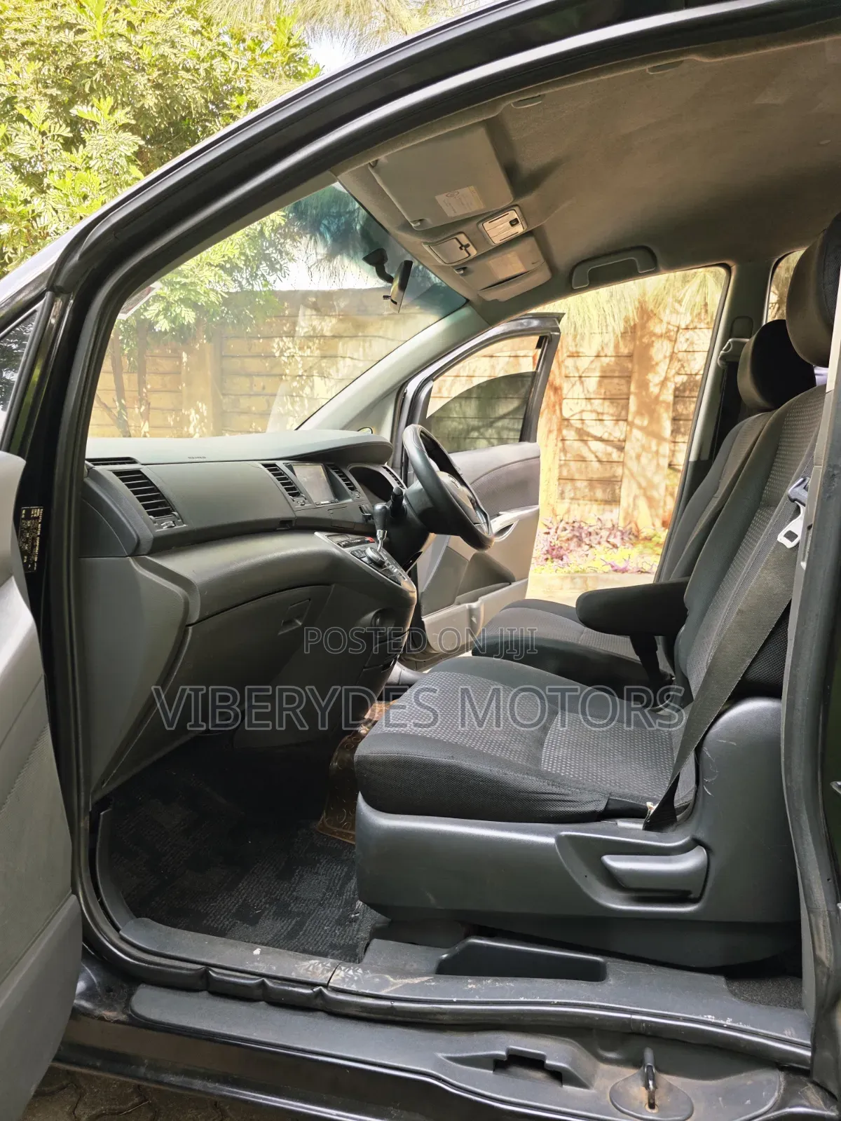 Toyota ISIS 2010 Black