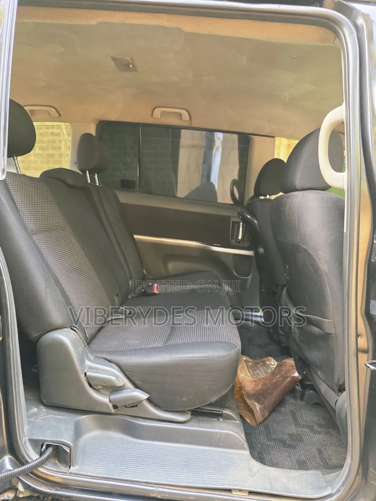 Toyota ISIS 2010 Black