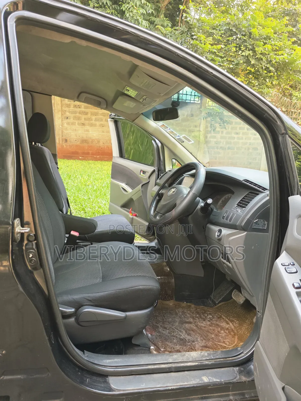 Toyota ISIS 2010 Black