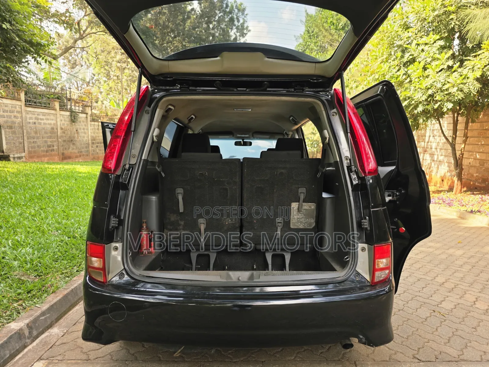 Toyota ISIS 2010 Black