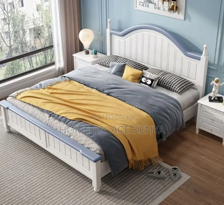 Wooden Bed: American Style Glossy Finish Wooden Bed