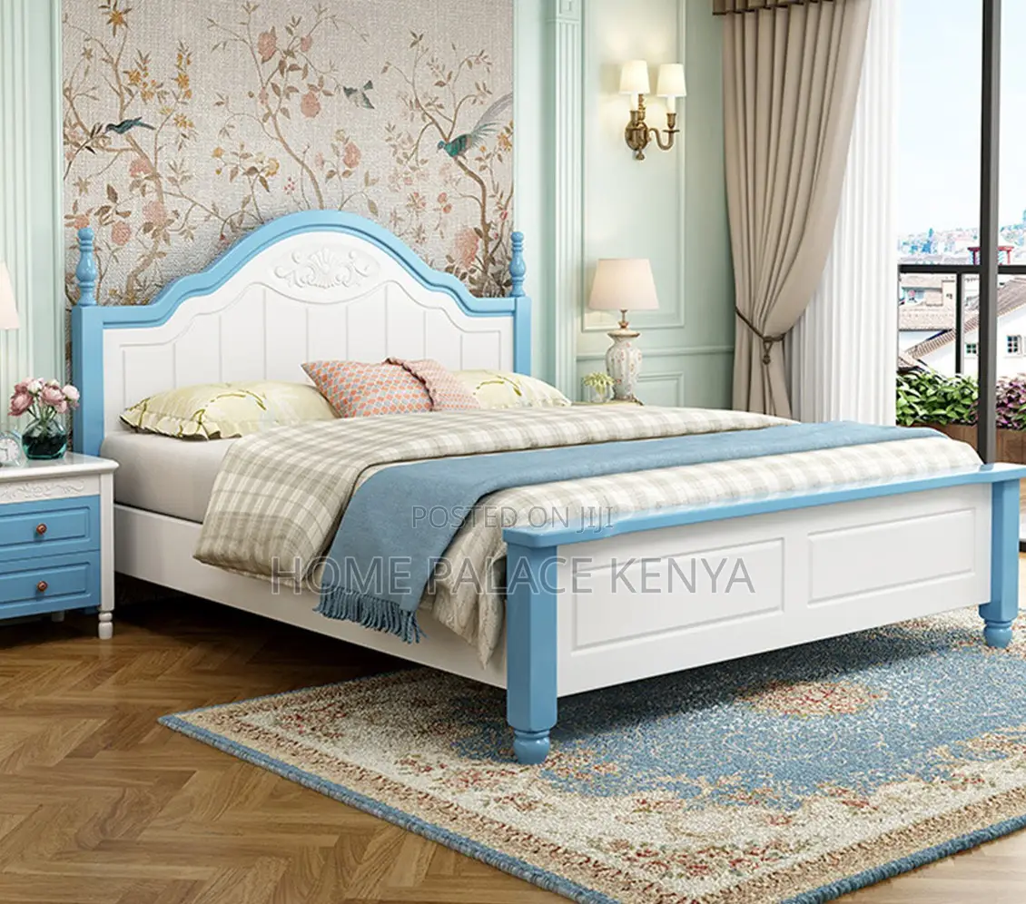 Wooden Bed: American Style Glossy Finish Wooden Bed