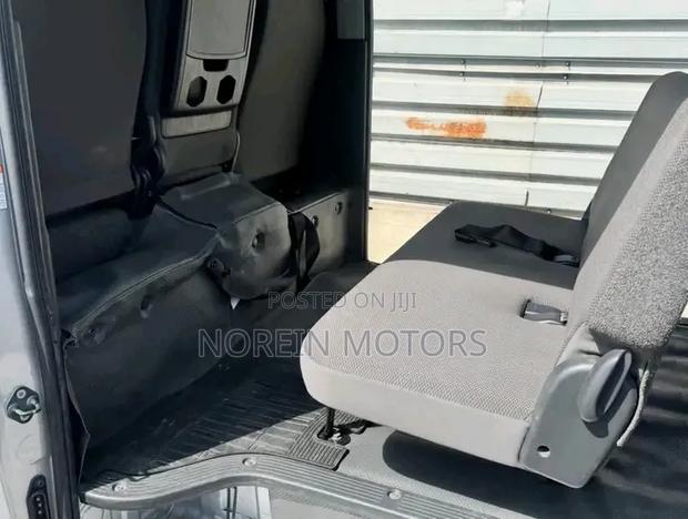 Toyota HiAce 2019 Silver - thumbnail 2