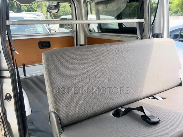 Toyota HiAce 2019 Silver - thumbnail 3