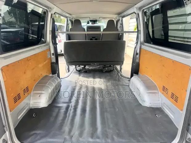 Toyota HiAce 2019 Silver - thumbnail 4