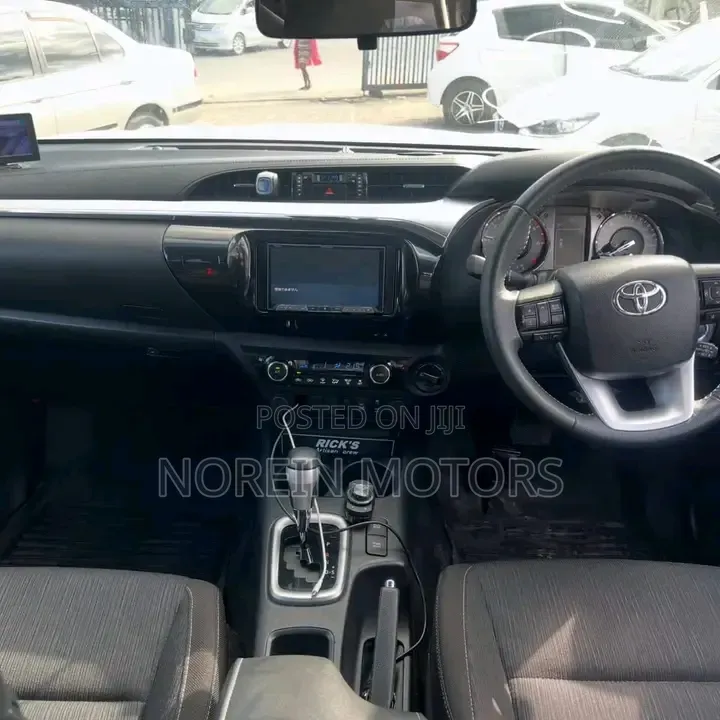 Toyota Hilux 2020 White