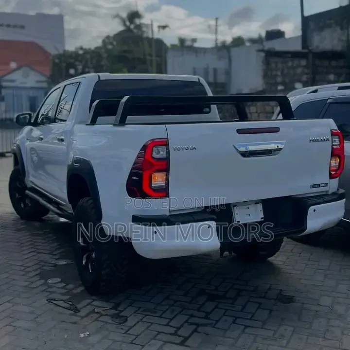 Toyota Hilux 2020 White
