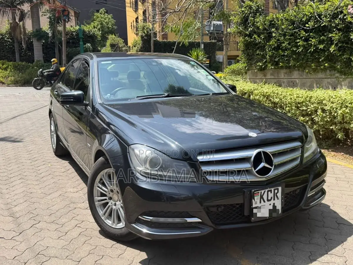 Mercedes-Benz C200 2011 Black