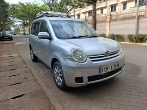 Toyota Sienta 2010 Silver