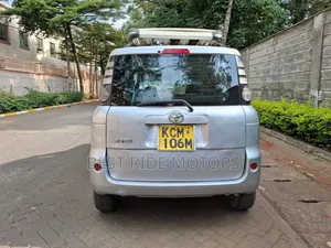 Toyota Sienta 2010 Silver