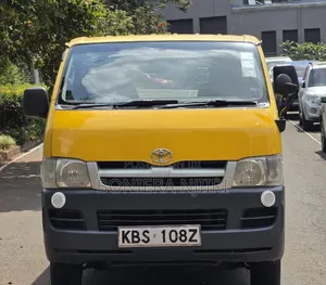 Toyota HiAce 2005 Yellow