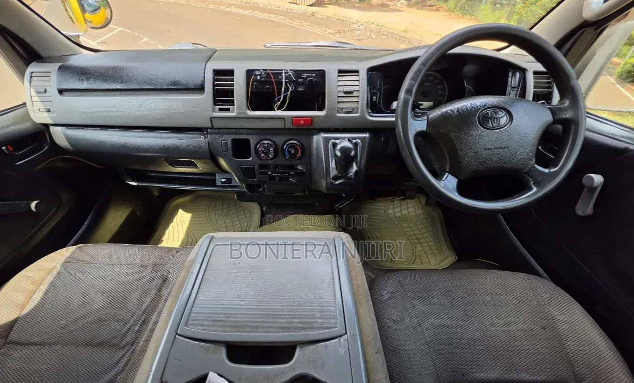 Toyota HiAce 2005 Yellow