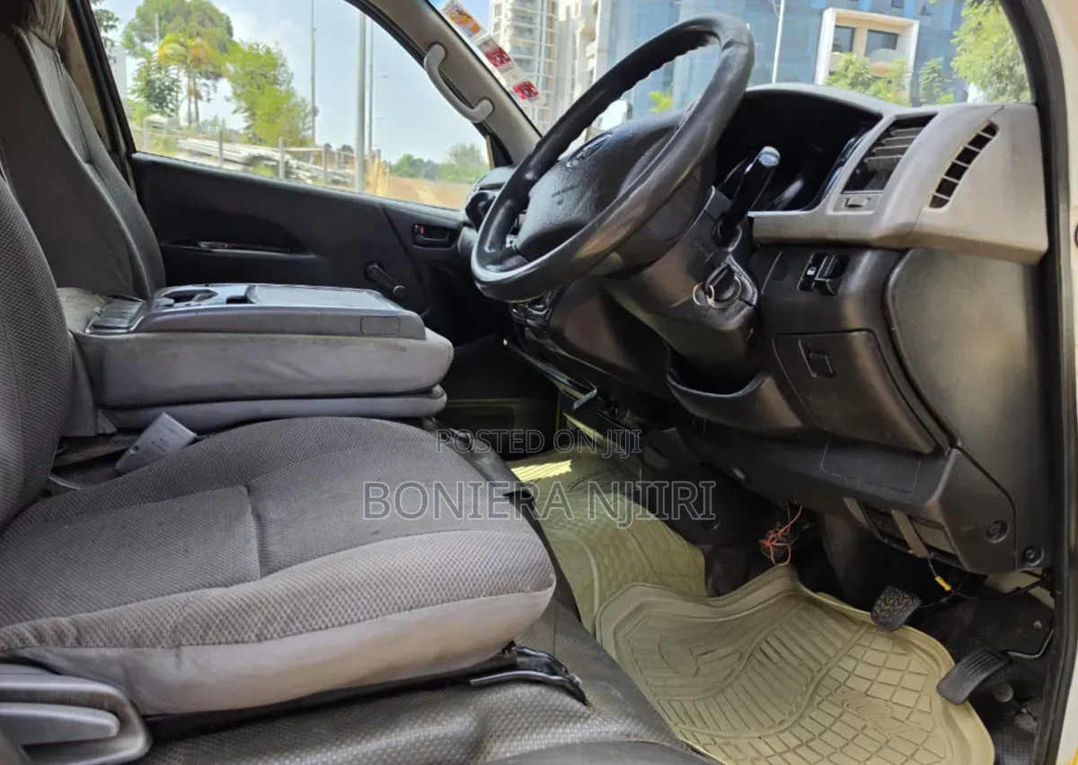 Toyota HiAce 2005 Yellow