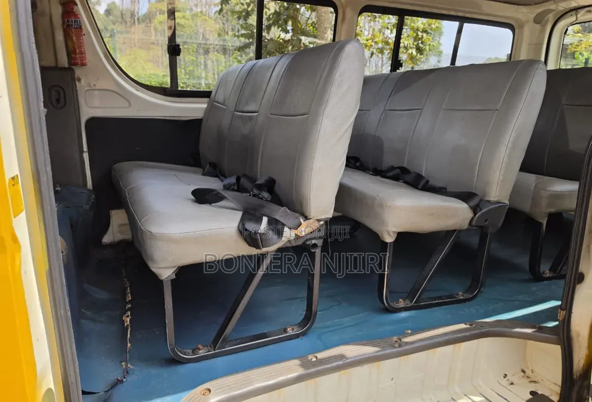 Toyota HiAce 2005 Yellow