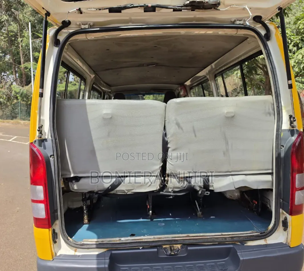 Toyota HiAce 2005 Yellow