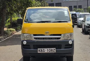 Toyota HiAce 2005 Yellow