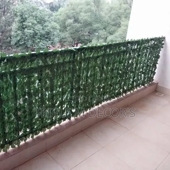 Light Dark Green Ivy Screen