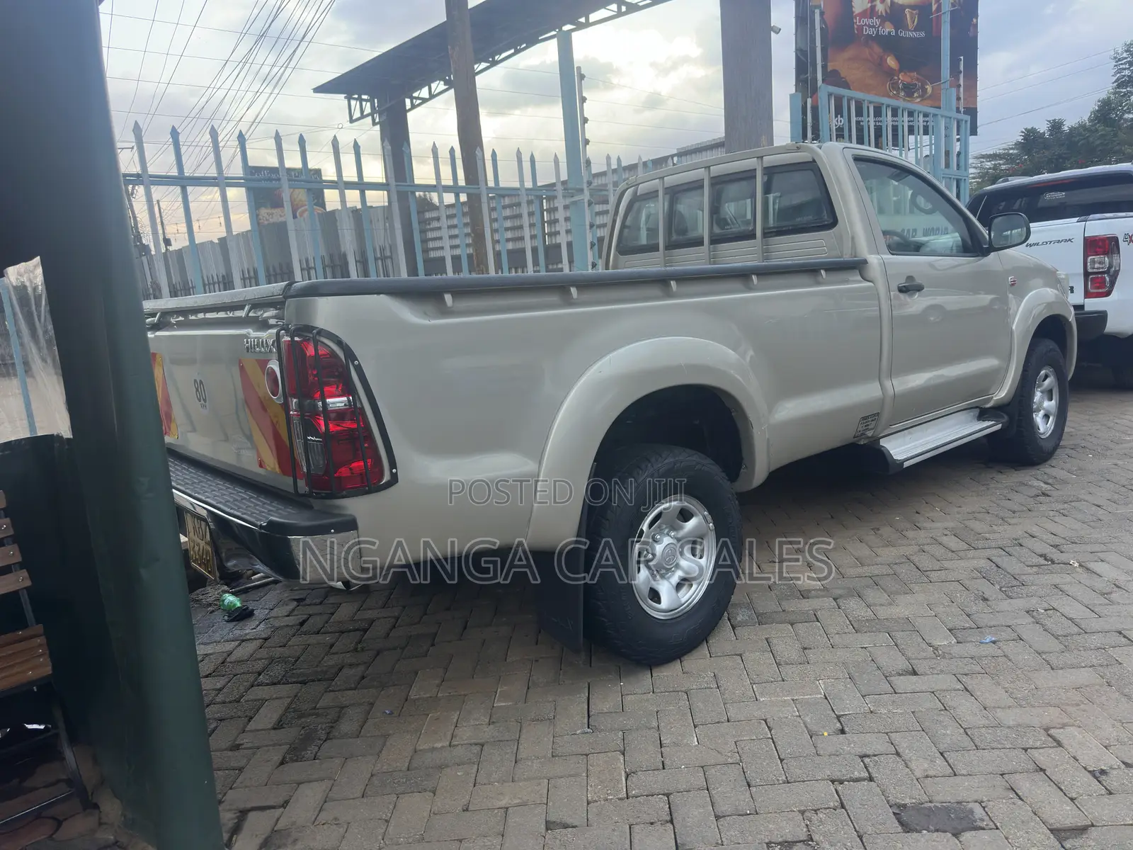 Toyota Hilux 2013 Gold