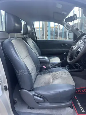 Toyota Hilux 2013 Gold