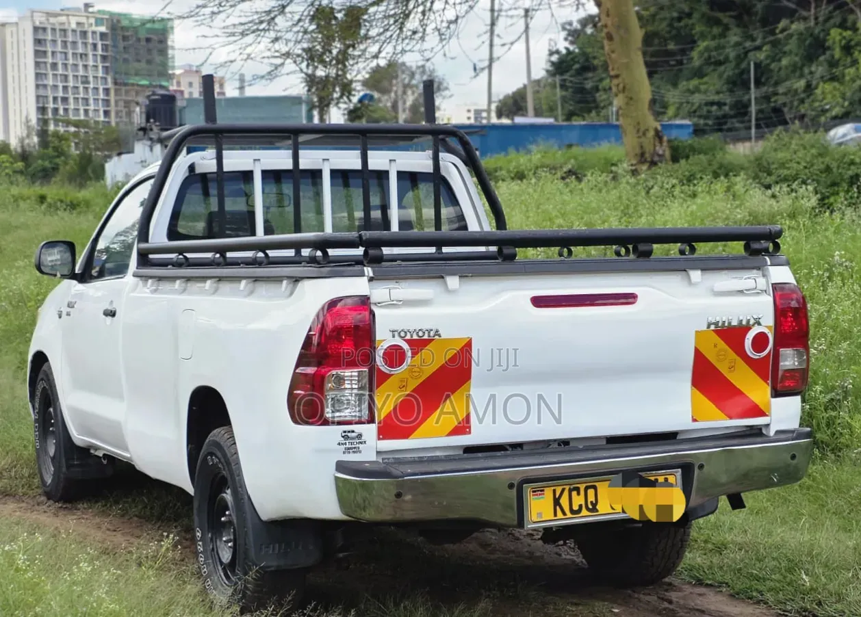 Toyota Hilux 2011 White