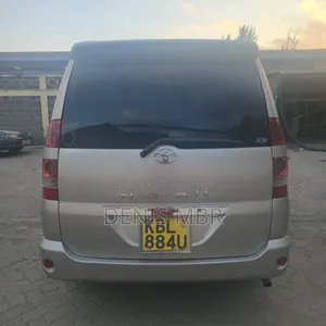 Toyota Noah 2005 Gray