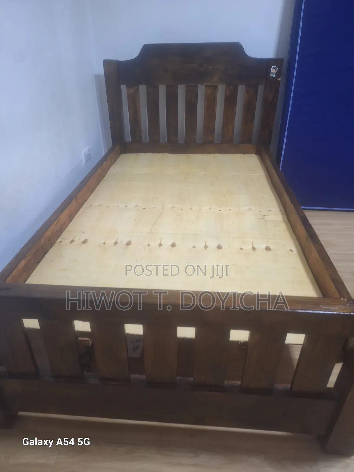 Beautiful Wooden 3.5ft×6 Bed in Good Condition