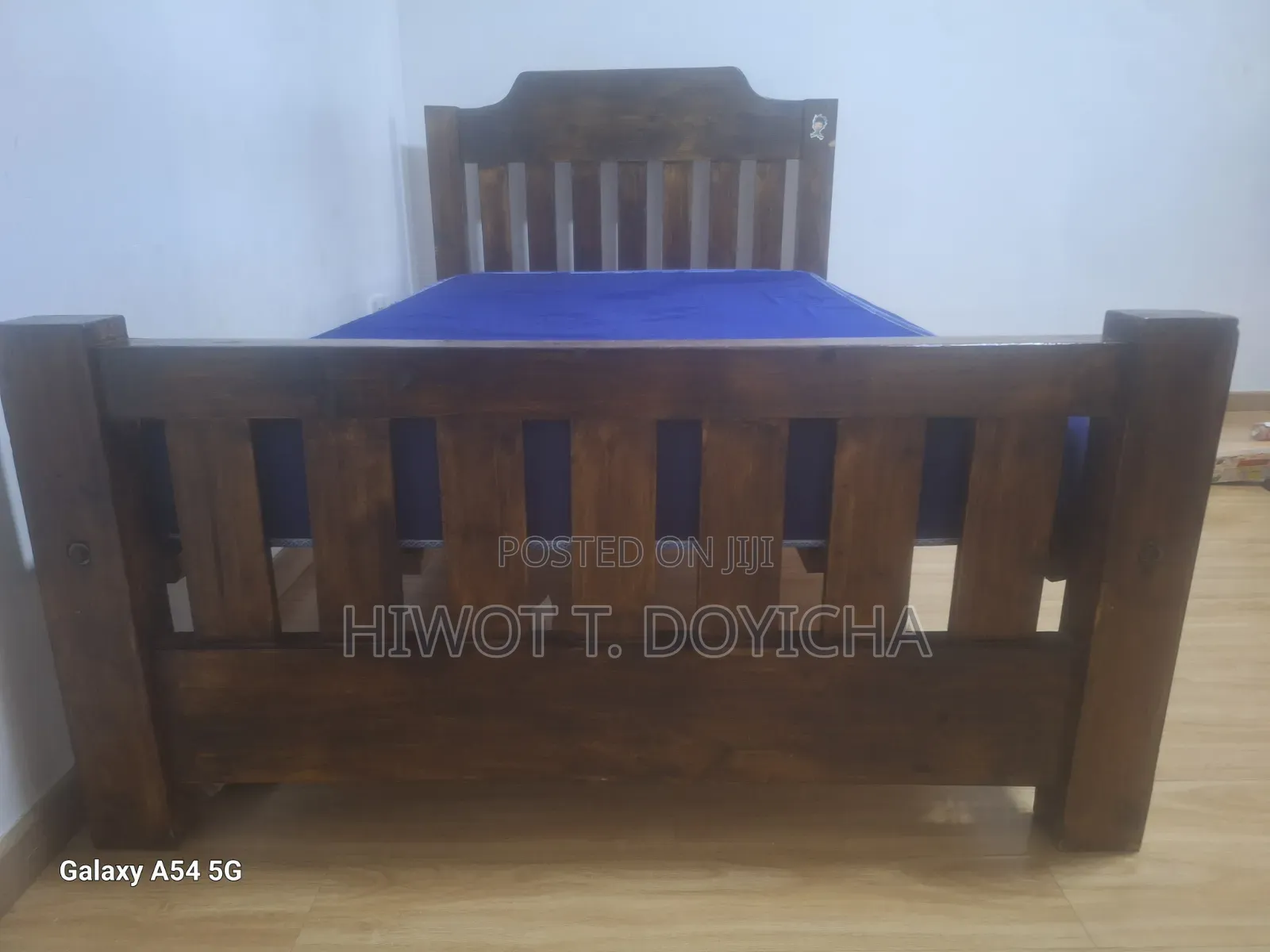 Beautiful Wooden 3.5ft×6 Bed in Good Condition