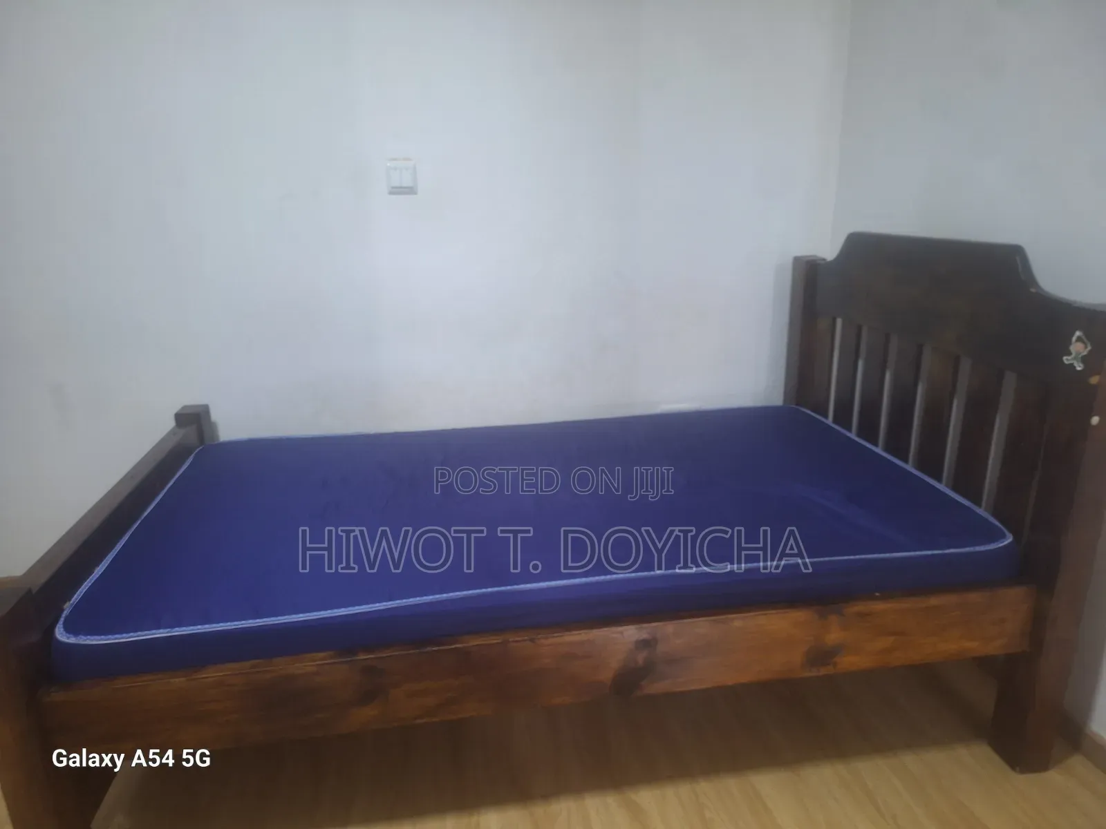 Beautiful Wooden 3.5ft×6 Bed in Good Condition