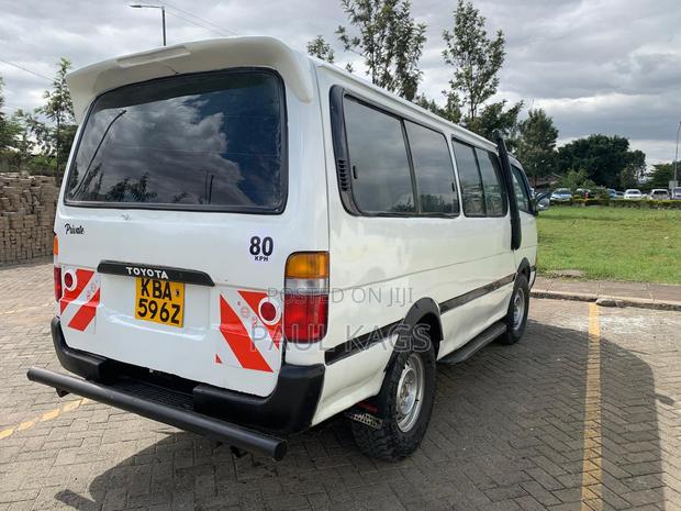 Toyota HiAce 2001 White - thumbnail 2
