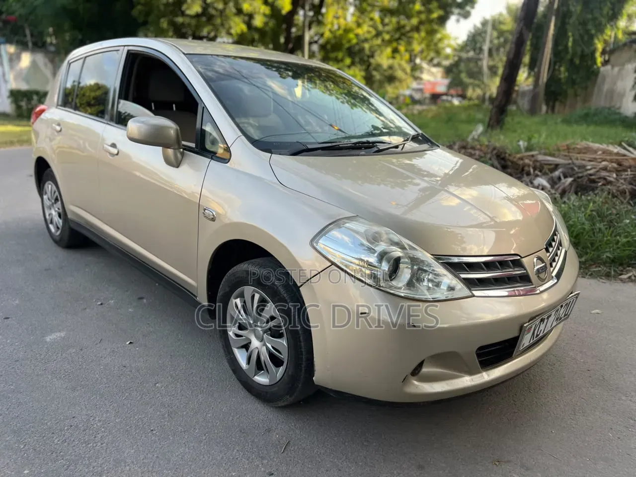 Nissan Tiida 2012 Gold