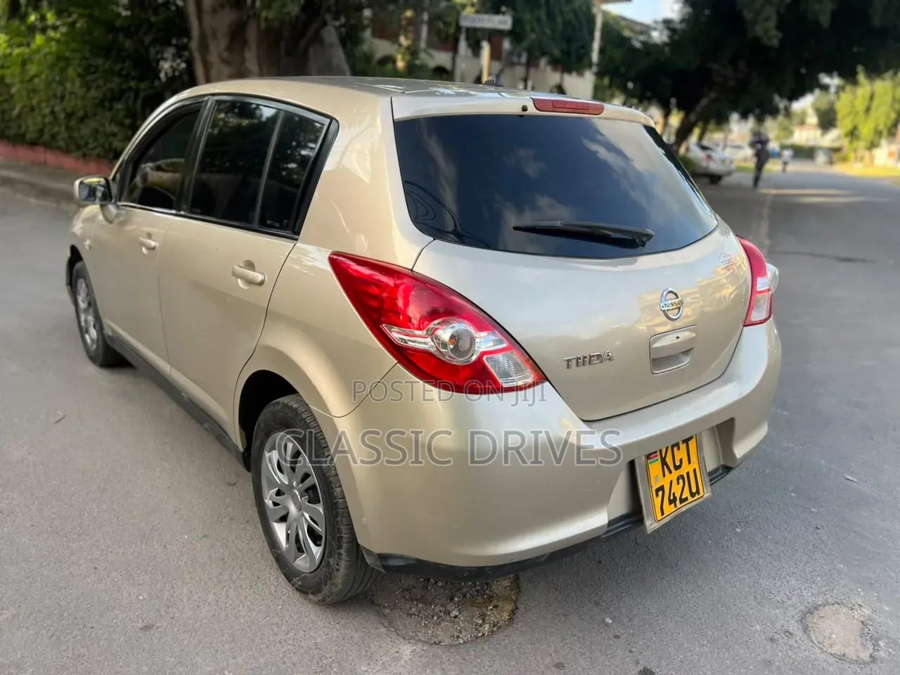 Nissan Tiida 2012 Gold
