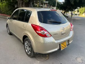 Nissan Tiida 2012 Gold