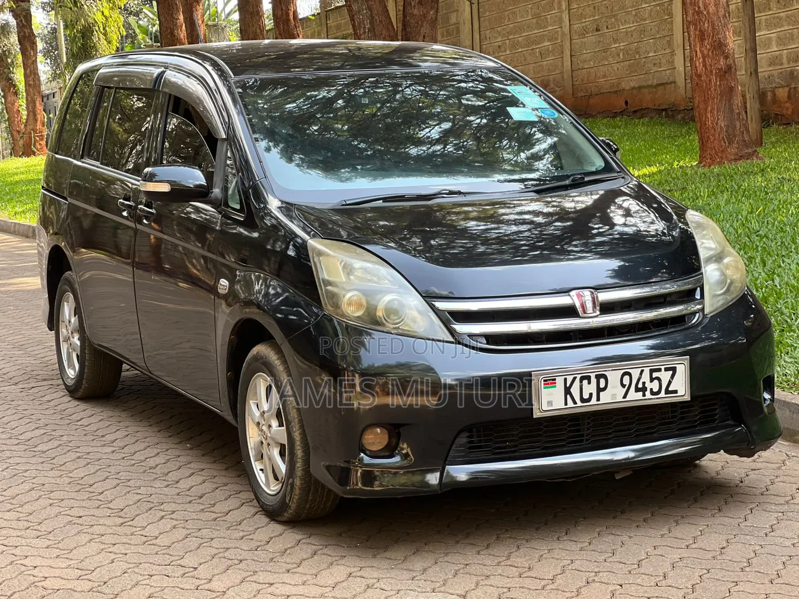 Toyota ISIS 2010 Black