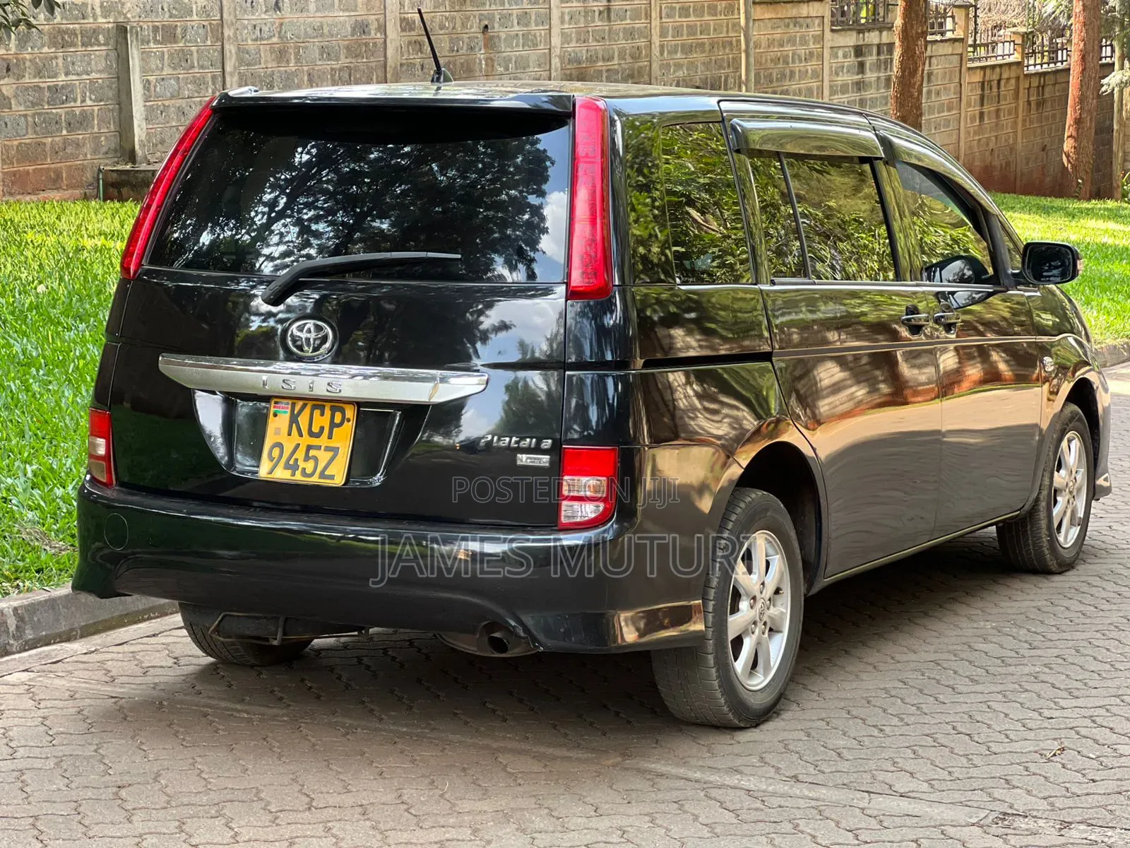 Toyota ISIS 2010 Black