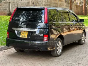 Toyota ISIS 2010 Black